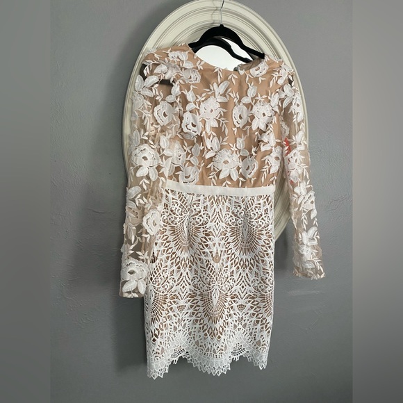Monique Lhuiller size 4 white & nude lace dress - Picture 2 of 2